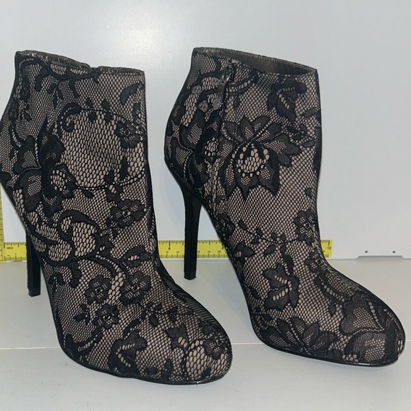 LOFT Shoes - Ann Taylor LOFT Ellie Stiletto Floral Lace Ankle Booties zipper 4”Heel Size 7.5